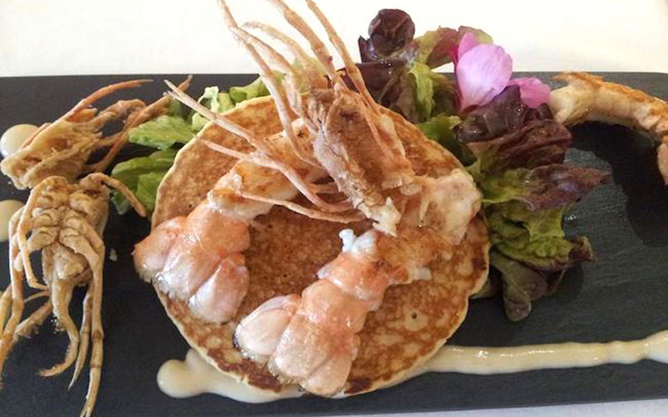 Crayfish warm apple vinaigrette on blinis and sea foie salad 