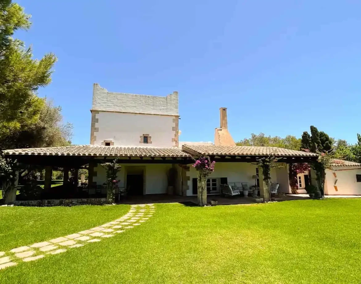 Tradicional villa señorial menorquina situada en el campo y a 10 minutos andando del puerto de Ciudadela
