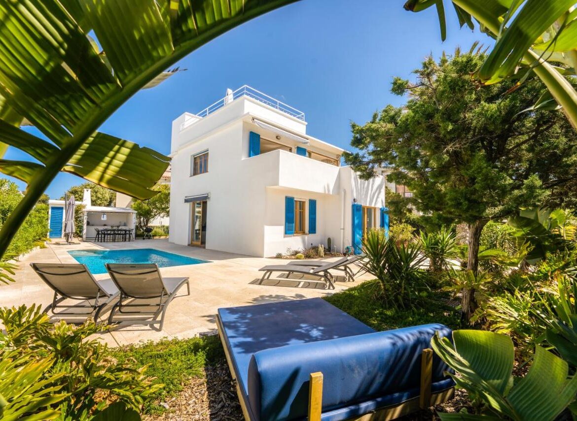 Villa en Cala Blanca en primera línea y con preciosas vistas al mar
