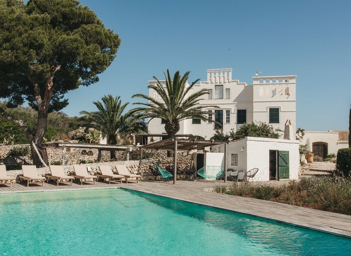 Exclusiva villa de lujo con vistas al mar y acceso a la playa de Binigaus