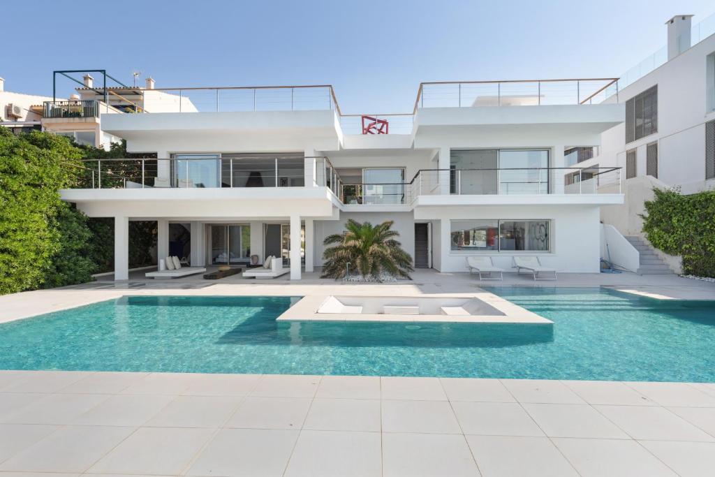 Villa exclusiva con acceso directo al mar.